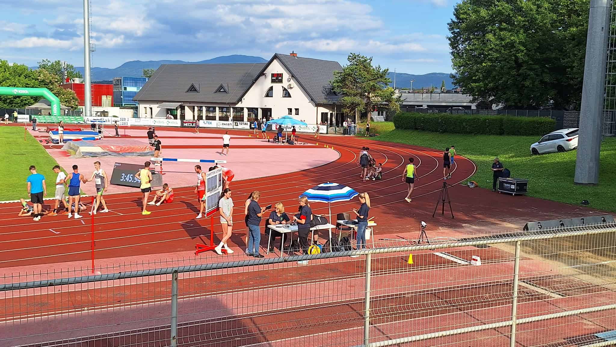 Iza in Hana Navodnik iz Atletskega kluba Slovenj Gradec do bronaste medalje na mednarodnem mitingu