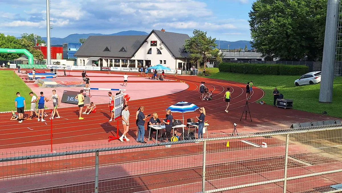 Iza in Hana Navodnik iz Atletskega kluba Slovenj Gradec do bronaste medalje na mednarodnem mitingu