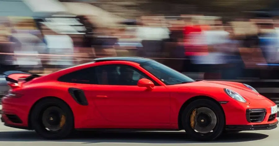 VIDEO: Danes se v Slovenj Gradcu obeta pravi avtomobilski spektakel – avtomobilske dirke na letališču