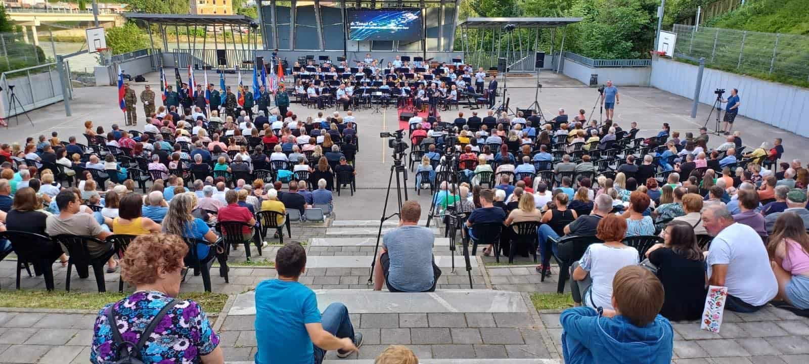 V Dravogradu vstopili v poletje s Pihalnim orkestrom Šentjanž in Tilnom Artačem