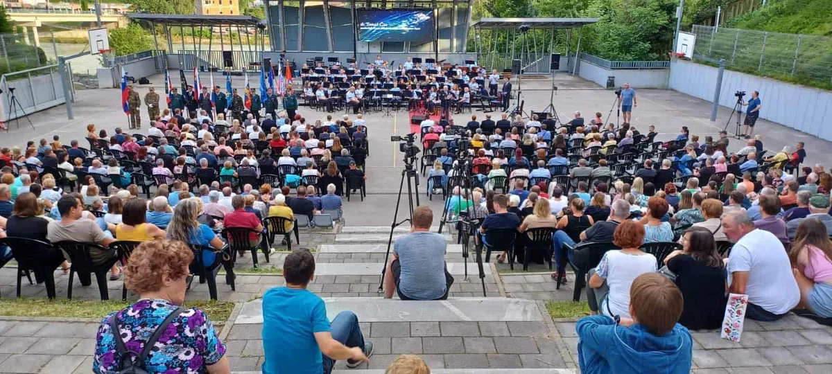 V Dravogradu vstopili v poletje s Pihalnim orkestrom Šentjanž in Tilnom Artačem