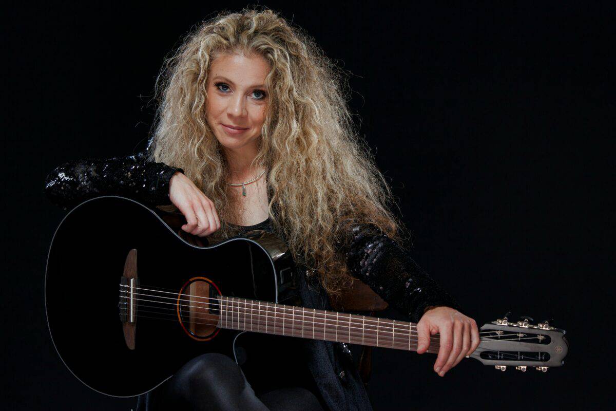 Poletje na Ravnah bo na terasi DTK-ja popestrila Dunja Vrhovnik