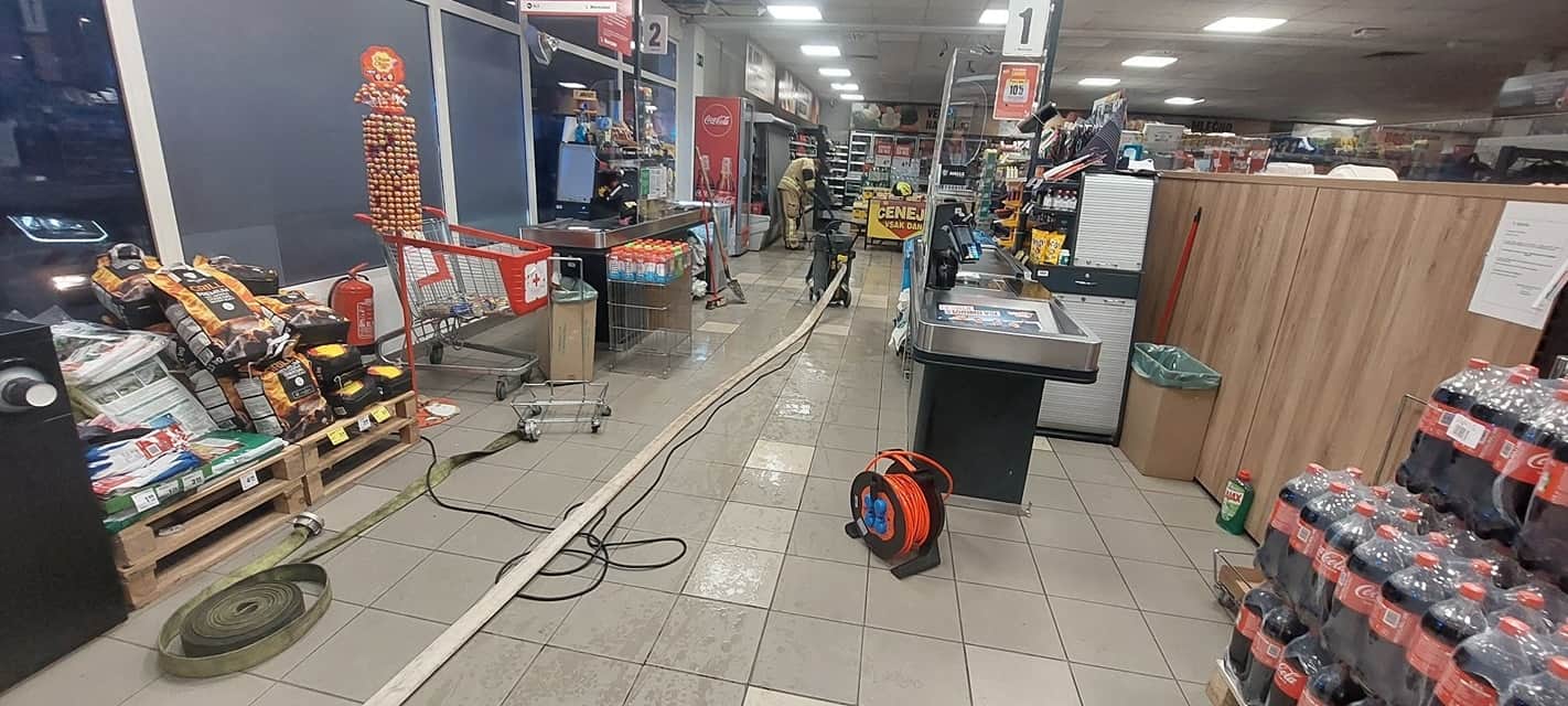 Na Ravnah meteorna voda zalila prostore Mercatorja (FOTO)