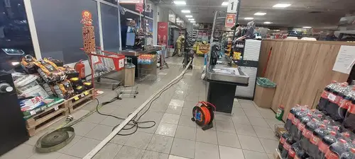 Na Ravnah meteorna voda zalila prostore Mercatorja (FOTO)