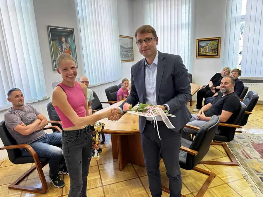 Državna prvakinja do 14 let v tenisu Nika Štor na obisku na ravenski občini
