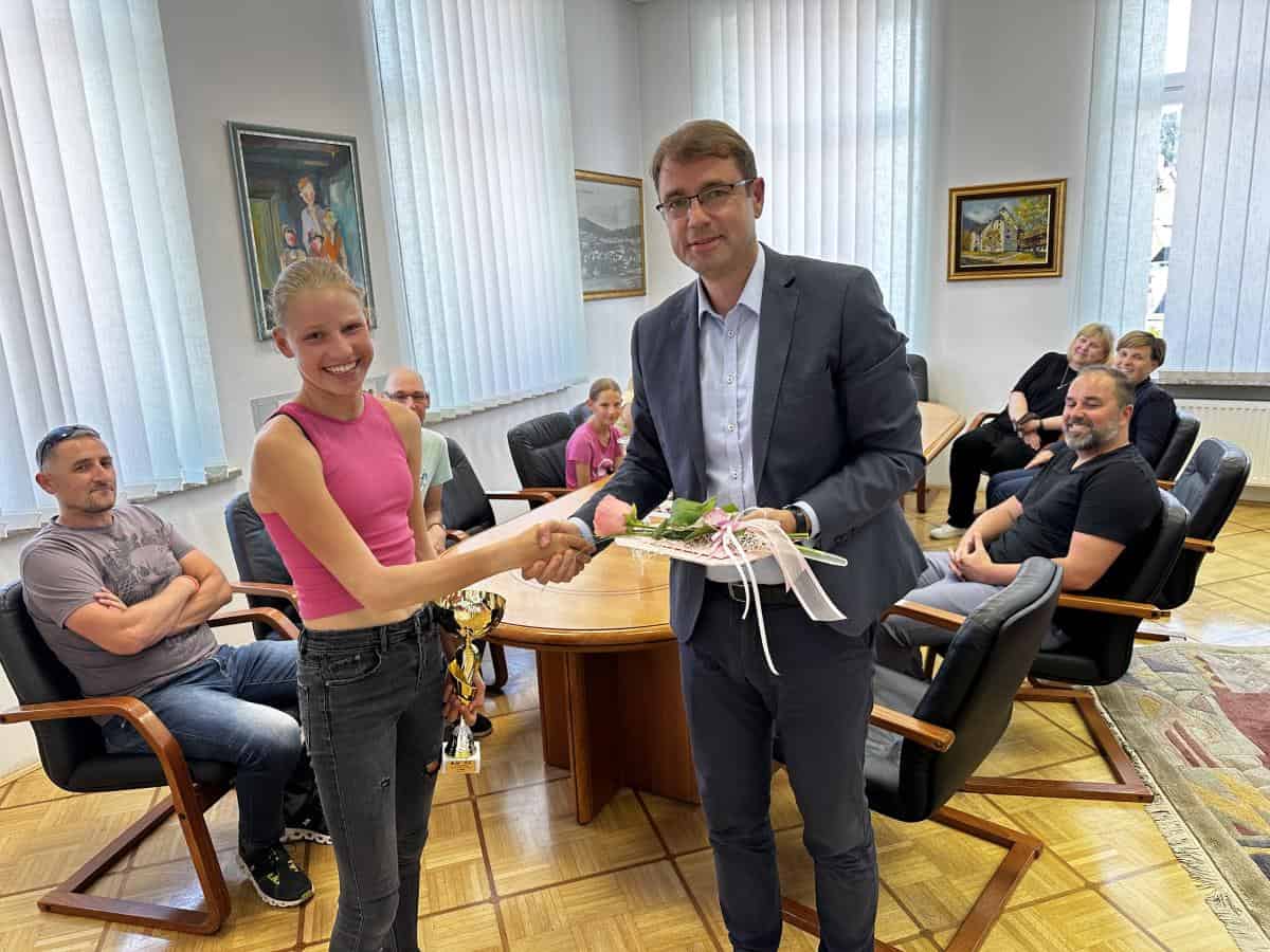 Državna prvakinja do 14 let v tenisu Nika Štor na obisku na ravenski občini