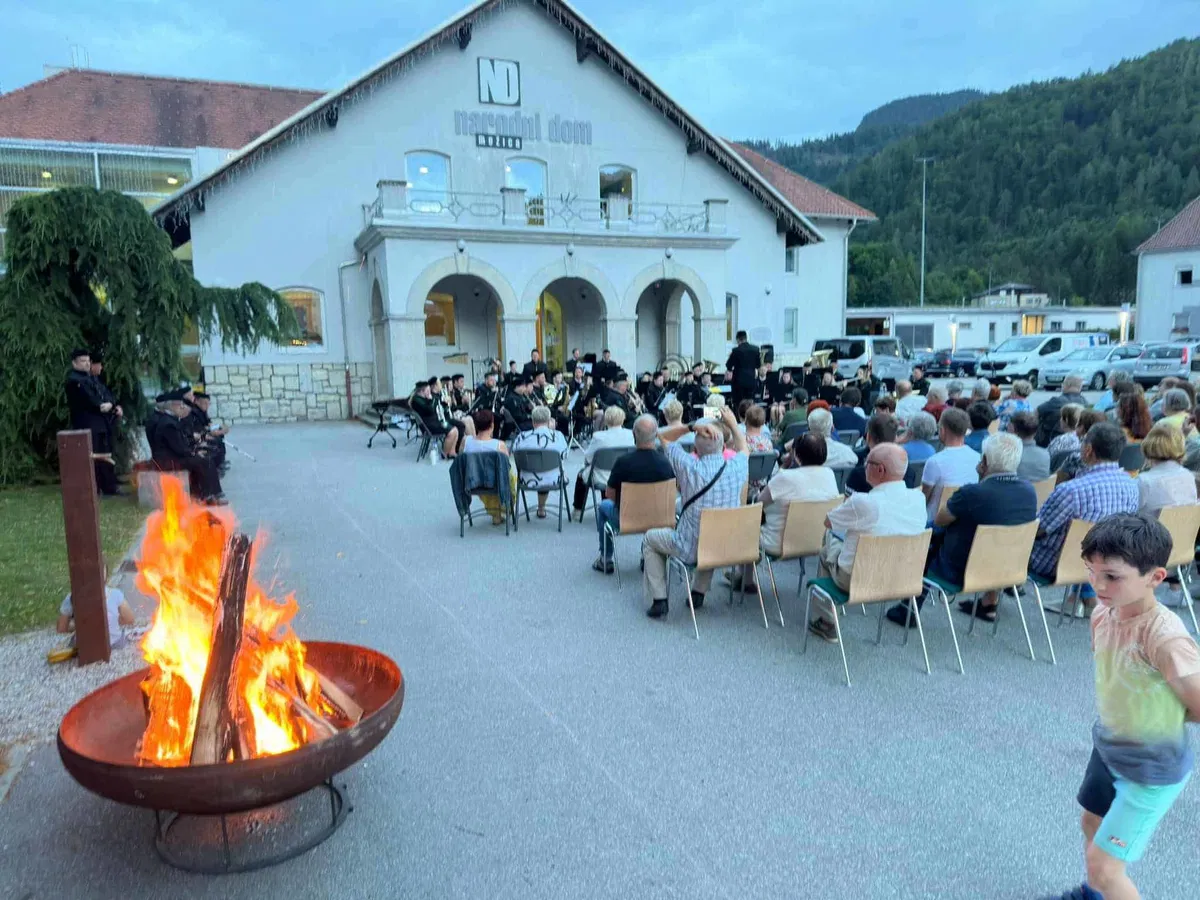 V Mežici je potekal čudovit Kresni večer v družbi Pihalnega orkestra Rudnika Mežica