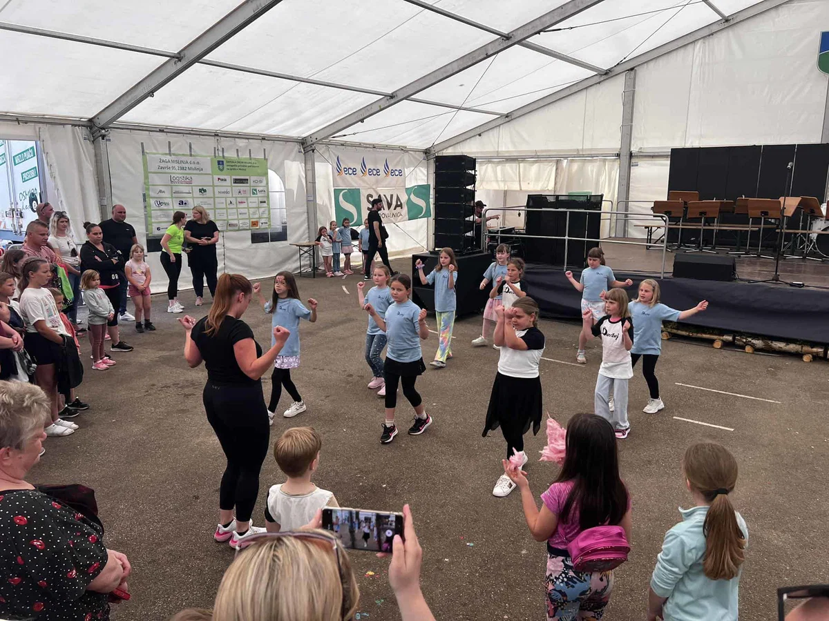 FOTO: Otroško rajanje na igrišču pri OŠ Mislinja popestrilo Občinski praznik