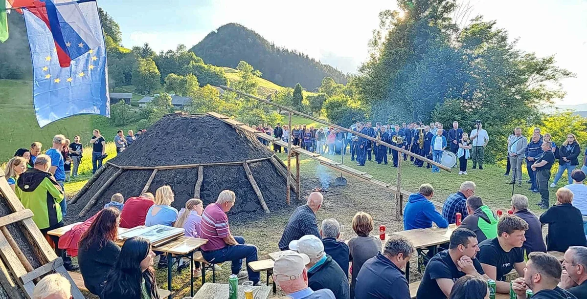FOTO: V Mislinji občinski praznik zaznamenovali s slavnostnim prižigom kope
