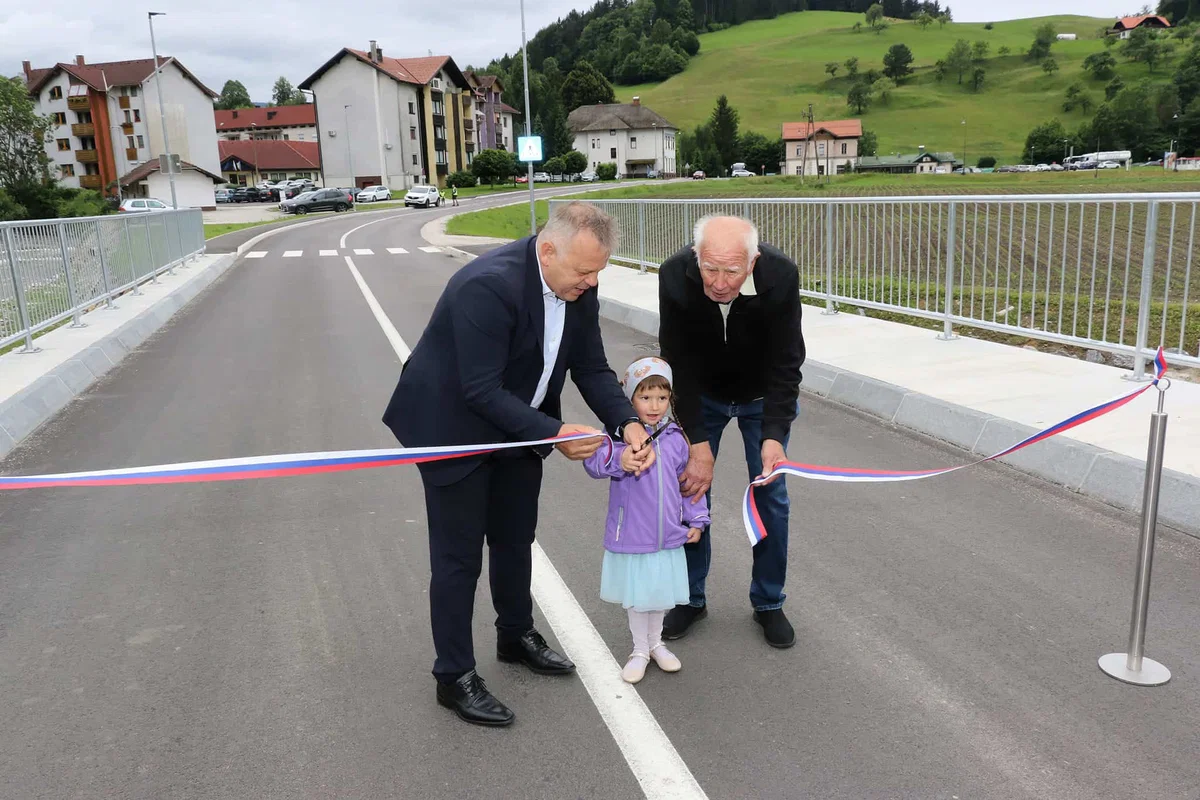 V Mislinji otvorili lokalno cesto ter Turistično informacijski center