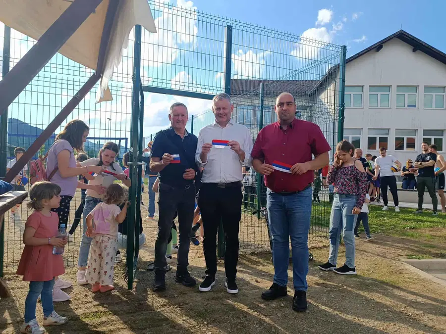 FOTO: V Pamečah odprli novo igrišče za odbojko na mivki in obnovili otroška igrala