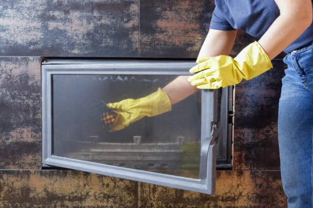 Nasveti za čiščenje kaminskega stekla