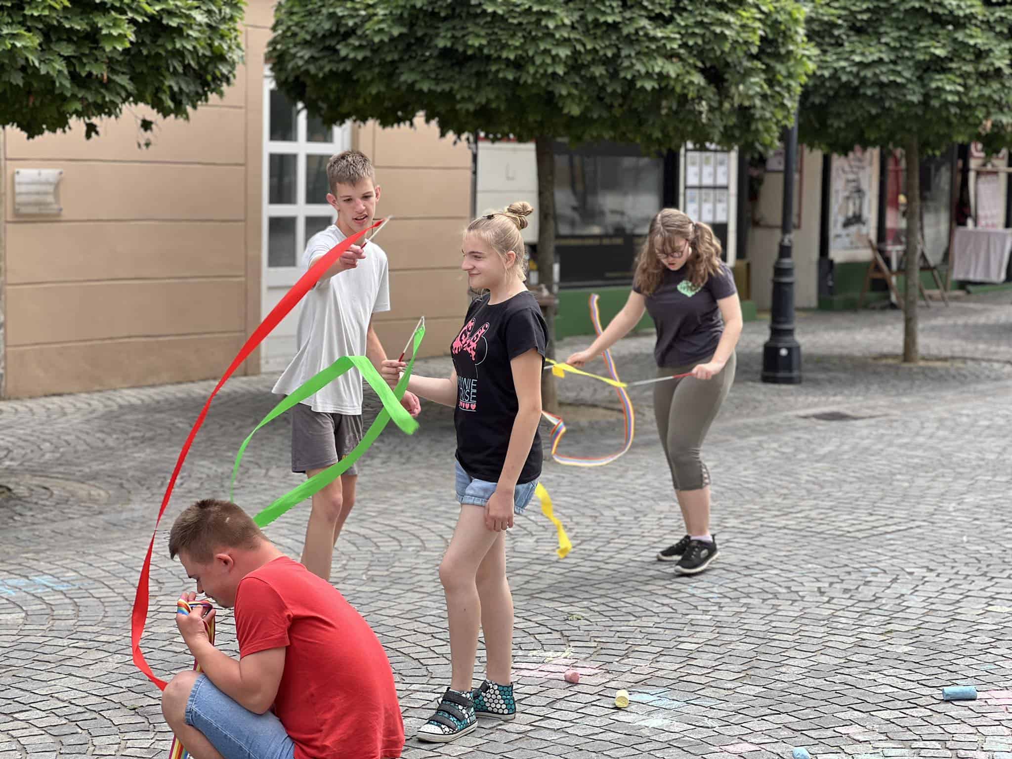 FOTO: Pozdrav Poletju s Tretjo osnovno šolo v Ars Cafeju