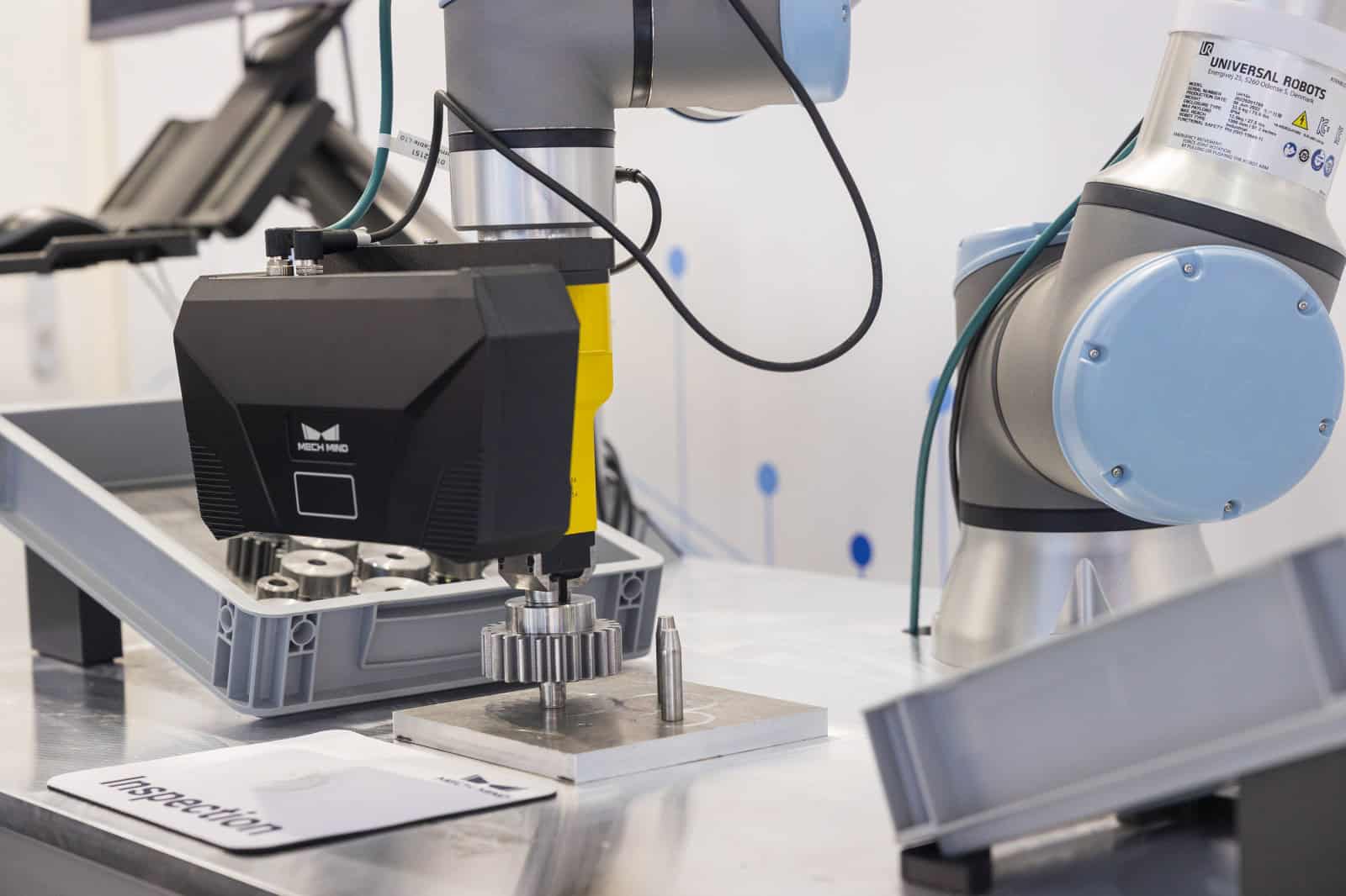 Ministrstvo šolam s programi elektrotehnike, mehatronike in strojništva kupilo 36 robotskih rok v vrednosti več kot milijon evrov