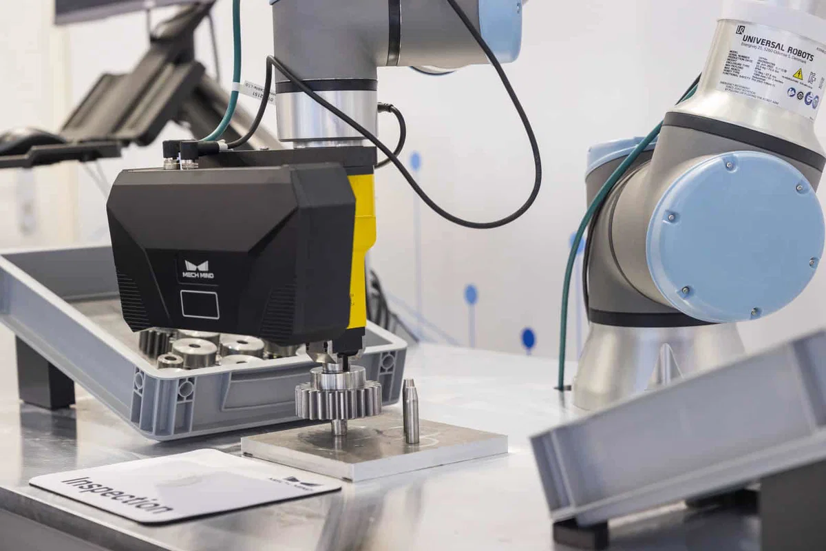 Ministrstvo šolam s programi elektrotehnike, mehatronike in strojništva kupilo 36 robotskih rok v vrednosti več kot milijon evrov