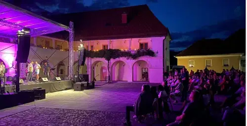 Slovenjgraško poletje jutri otvori Pihalni orkester Slovenj Gradec z Nušo Derendo