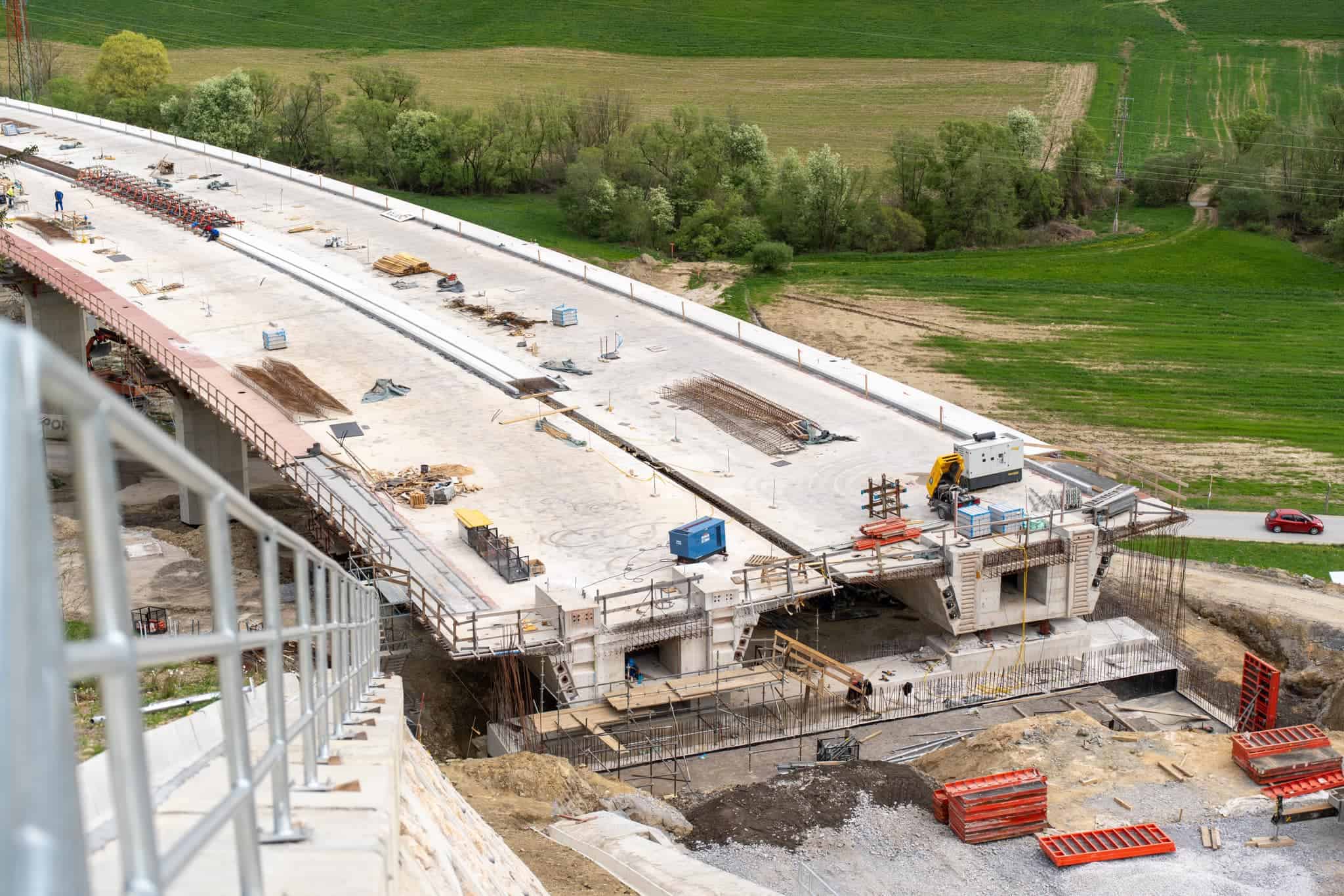 Gradnja tretje razvojne osi: Dela potekajo le na sklopih s potrjenimi dovoljenji, ostali odseki čakajo na soglasja