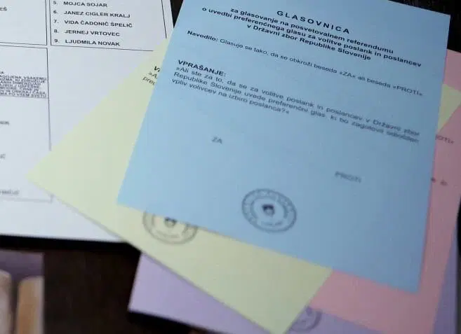 Volivci na referendumu zavrnili zakon o dodatku k pokojninam umetnikov 