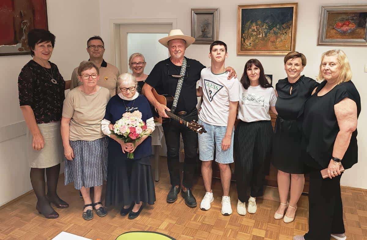 Ob zaključku dobrodelne akcije "Tečem, da pomagam" predali zbrana sredstva