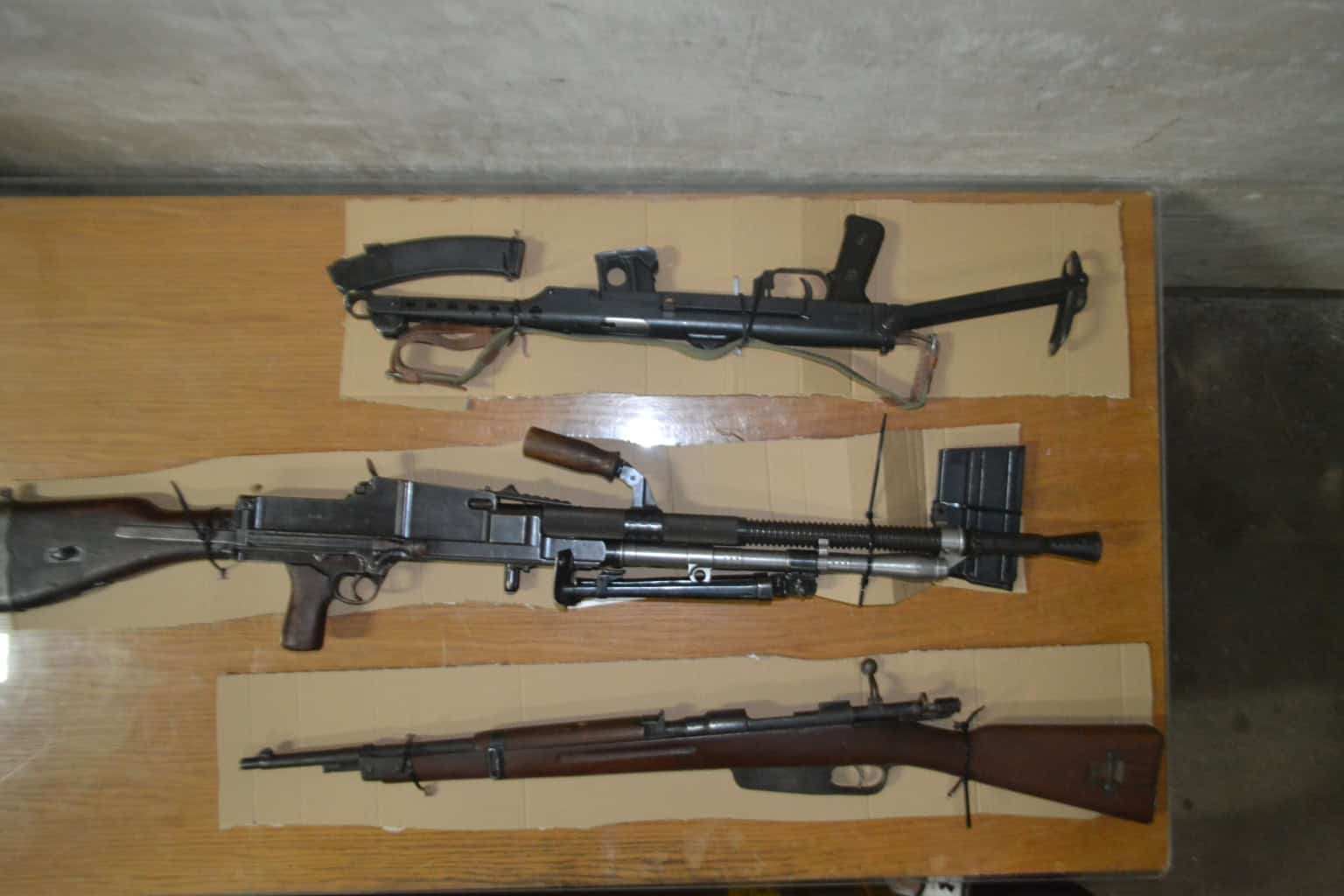 Policisti občanu z območja PU Celje zasegli brzostrelko, puškomitraljez in repetirno puško