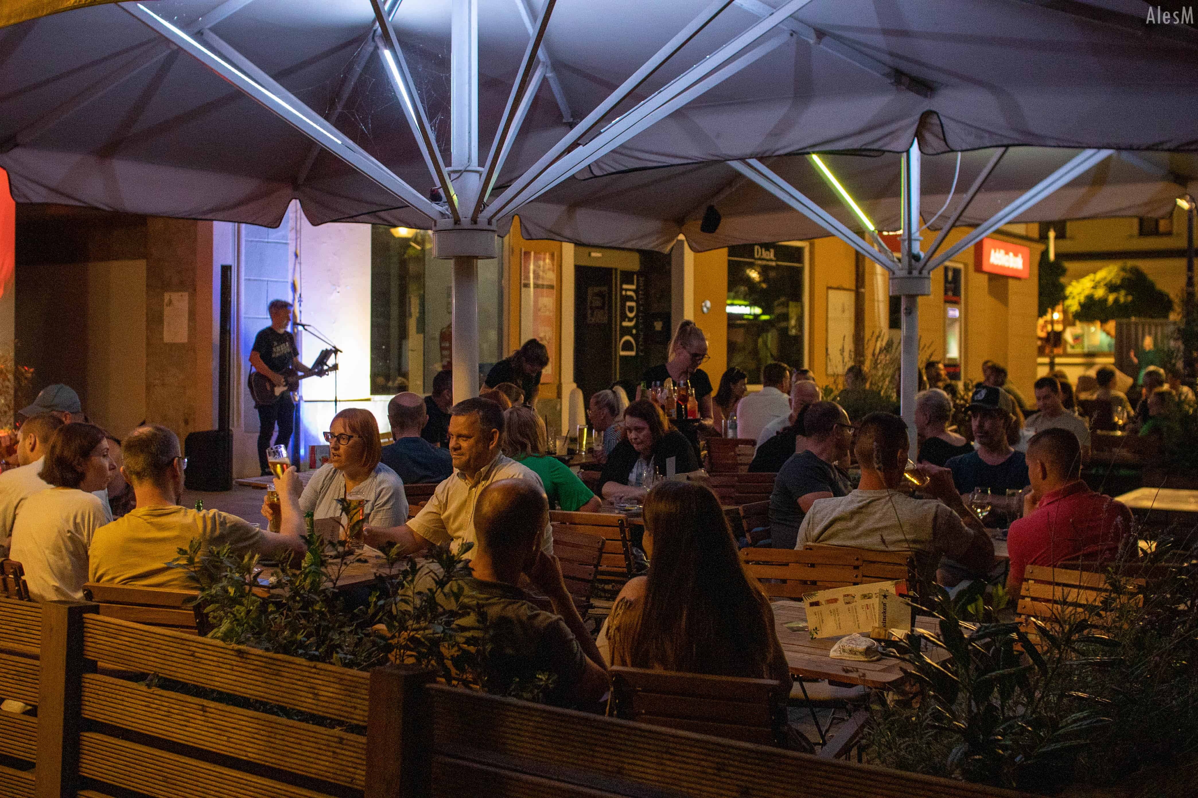 FOTO: Glasbeni in kulinarični večer v Slovenj Gradcu: Dejan Dimec – Dimme navdušil obiskovalce