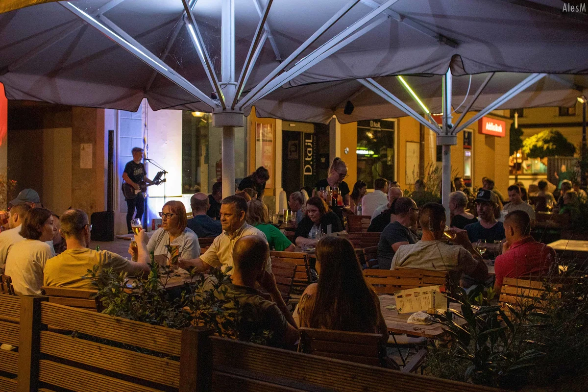 FOTO: Glasbeni in kulinarični večer v Slovenj Gradcu: Dejan Dimec – Dimme navdušil obiskovalce