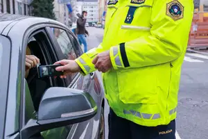 Voznica v Slovenj Gradcu vozila krepko pod vplivom alkohola, druga po avtocesti alkoholizirana