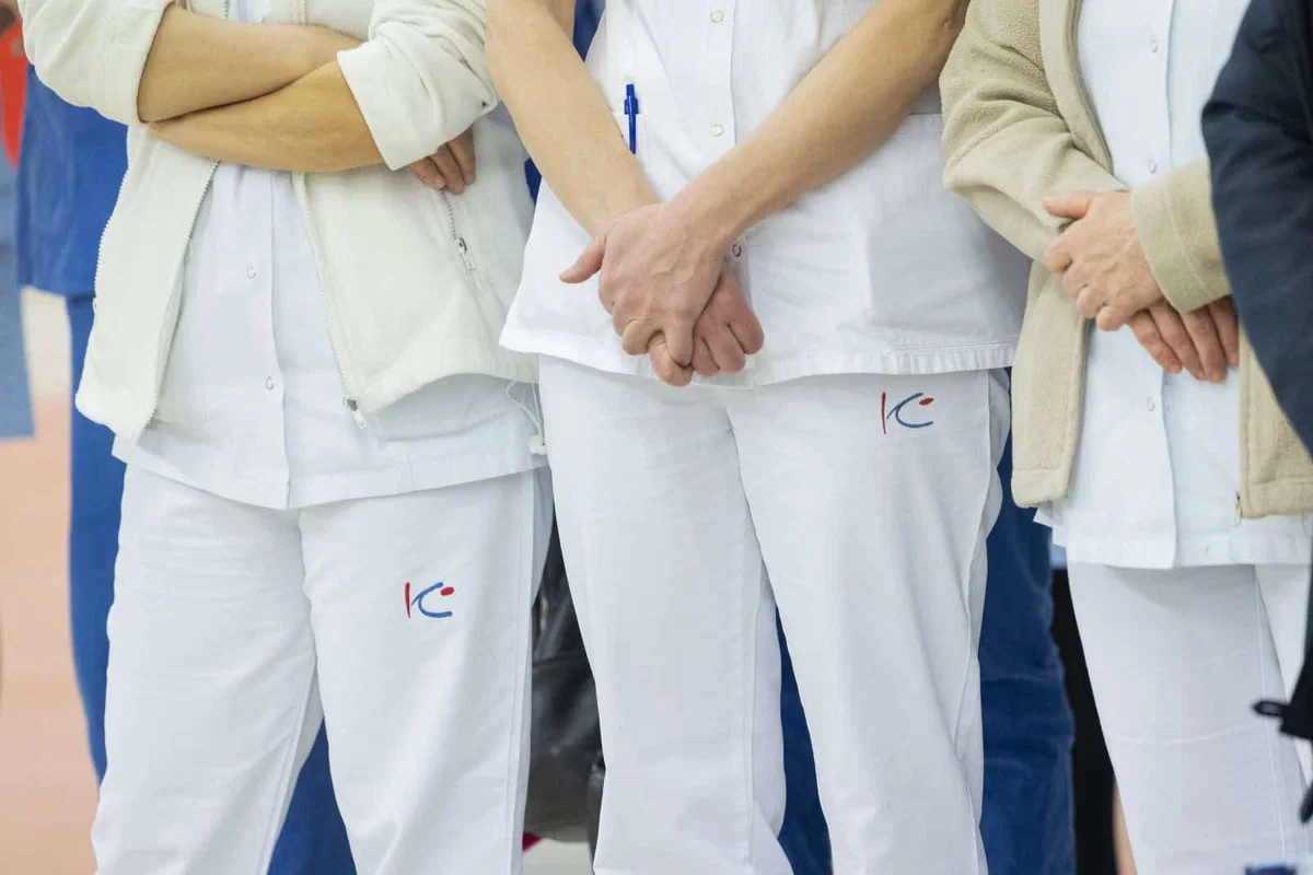 Javni zdravstveni delavci bodo pod določenimi pogoji še vedno lahko delali pri zasebnikih