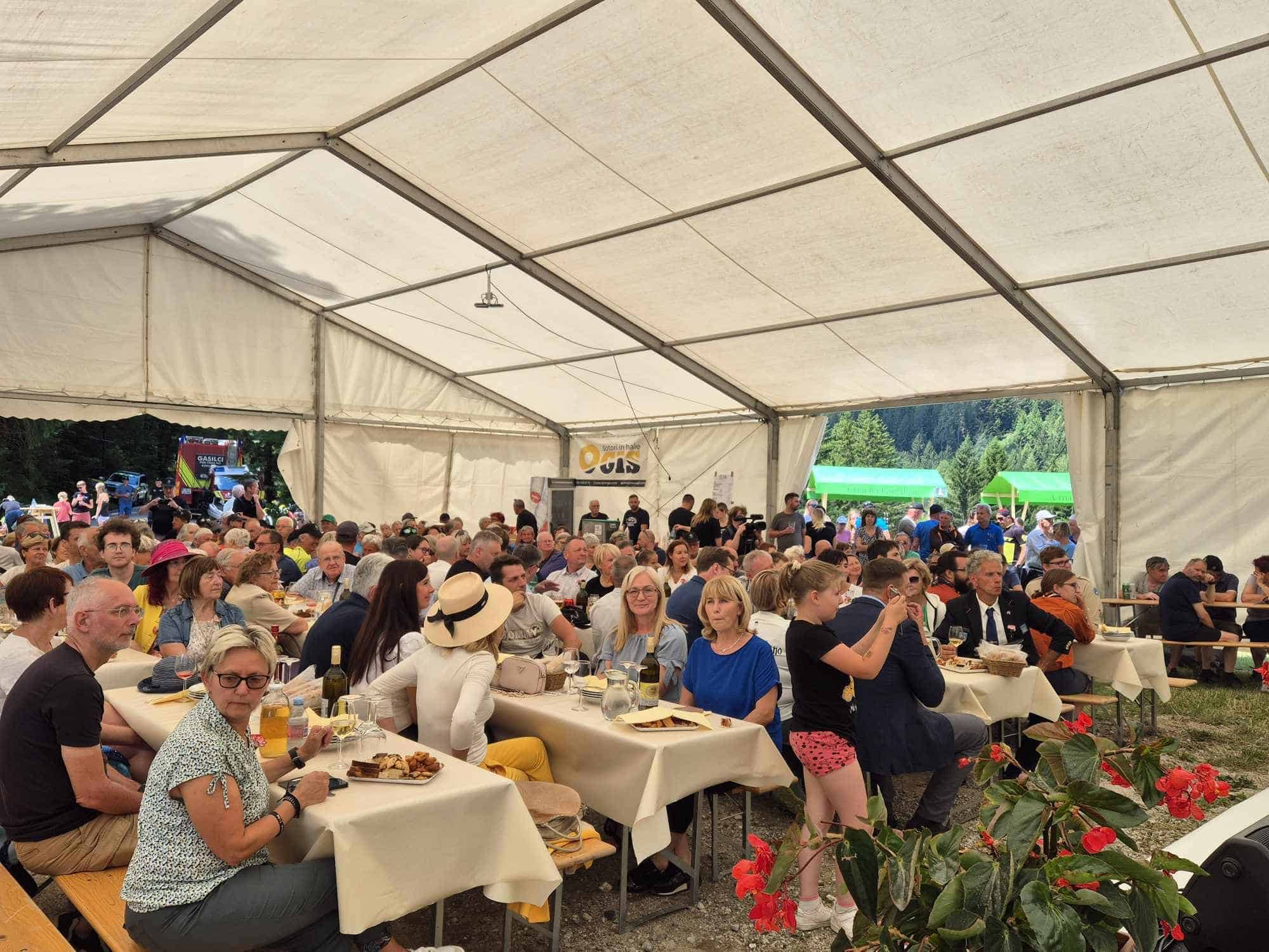 33. vseslovensko srečanje pod Najevsko lipo v polnem teku