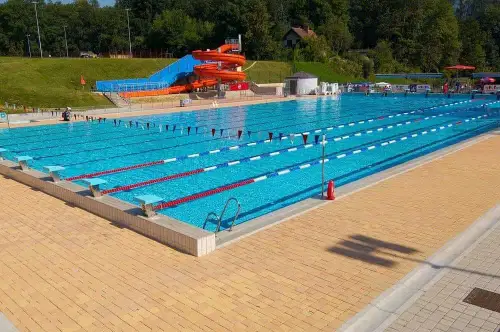 Zaradi slabega vremena letni bazen na Ravnah danes ne obratuje