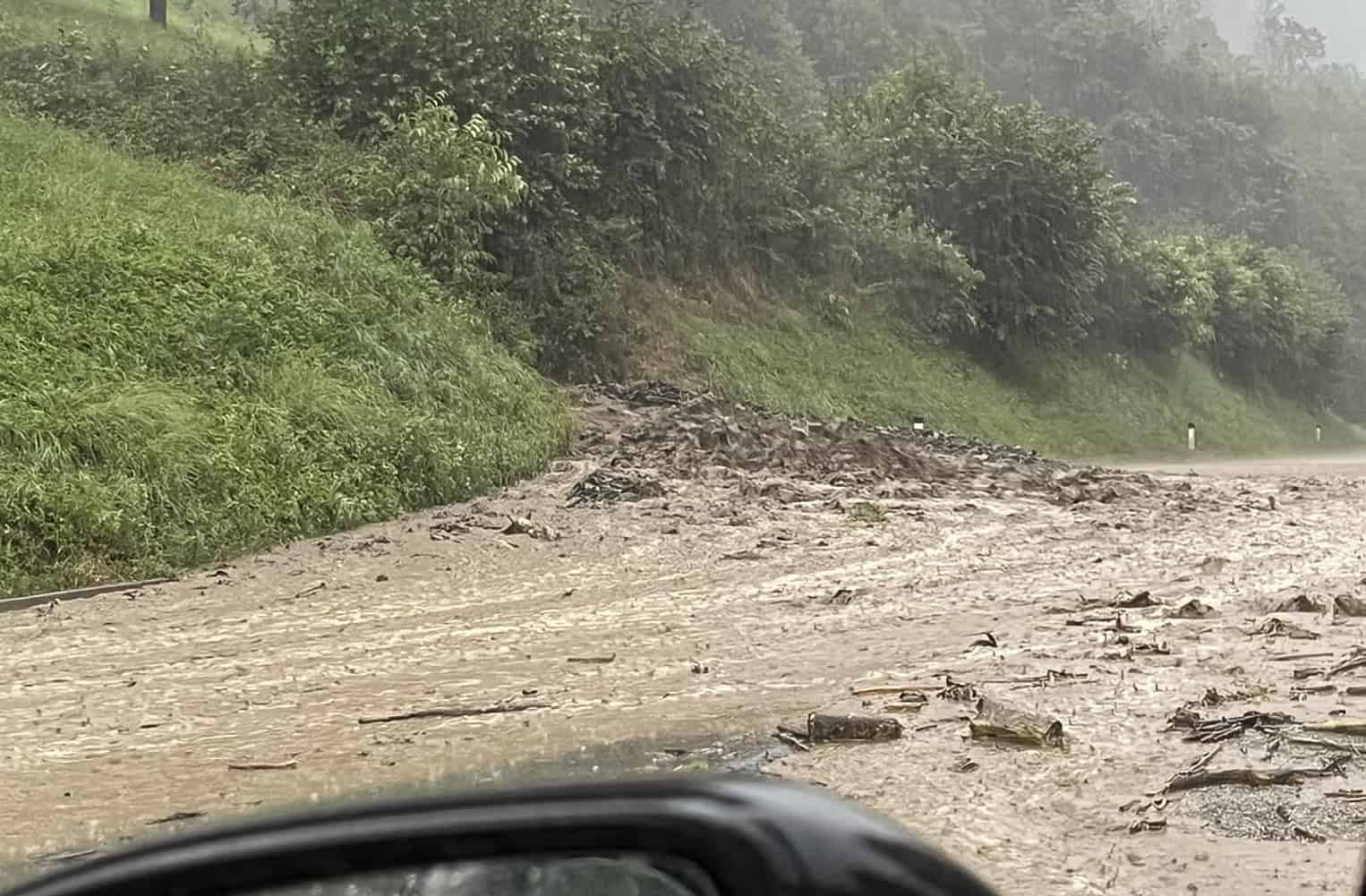 FOTO: Neurje zajelo Koroško: zaradi plazov in poplavljenih cestišč zaprtih več cest