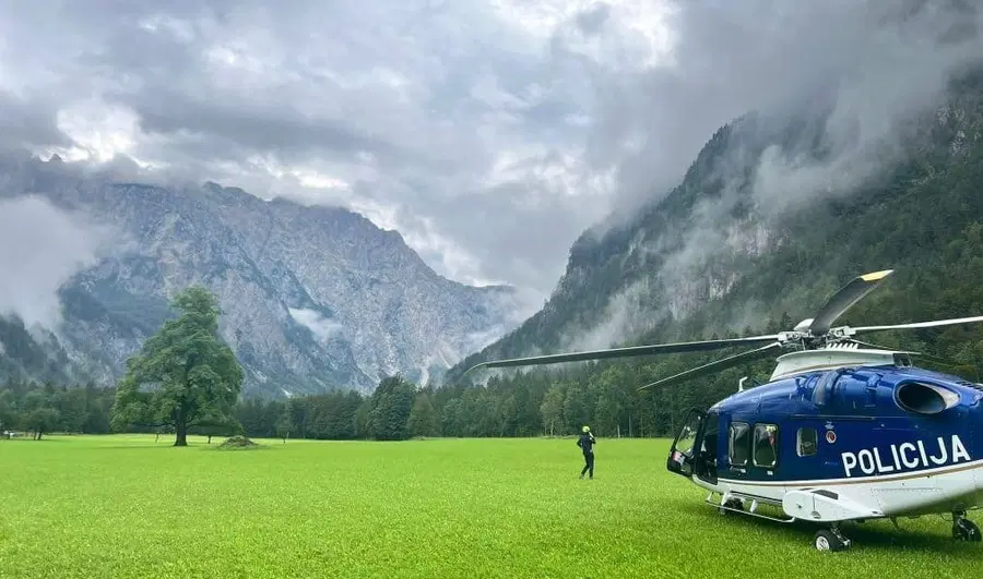 Med vikendom številne nesreče v gorah: s policijskim helikopterjem na varno pripeljali kar 21 ljudi in enega psa