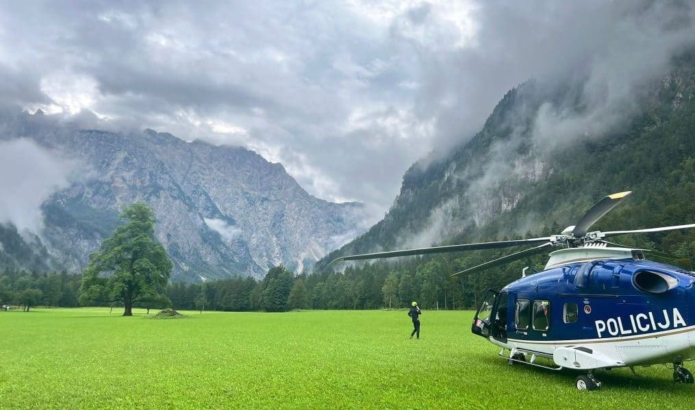 Med vikendom številne nesreče v gorah: s policijskim helikopterjem na varno pripeljali kar 21 ljudi in enega psa