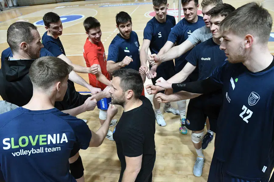 Slovenski odbojkarji v Parizu najprej s Kanadčani