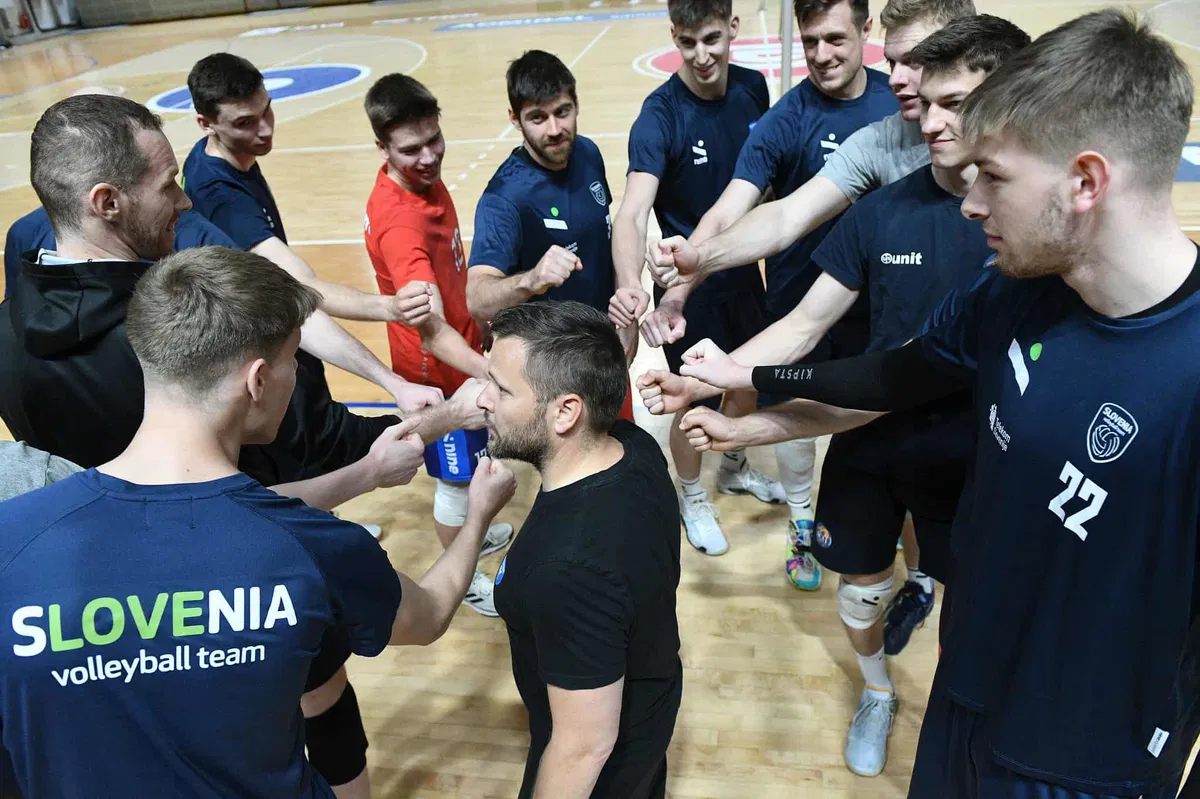 Slovenski odbojkarji v Parizu najprej s Kanadčani