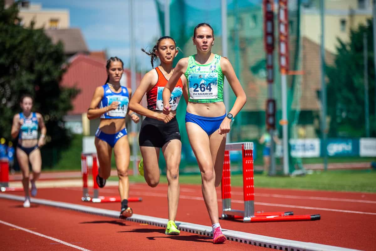 Koroški tekačici na balkanskem prvenstvu na najvišji stopnički