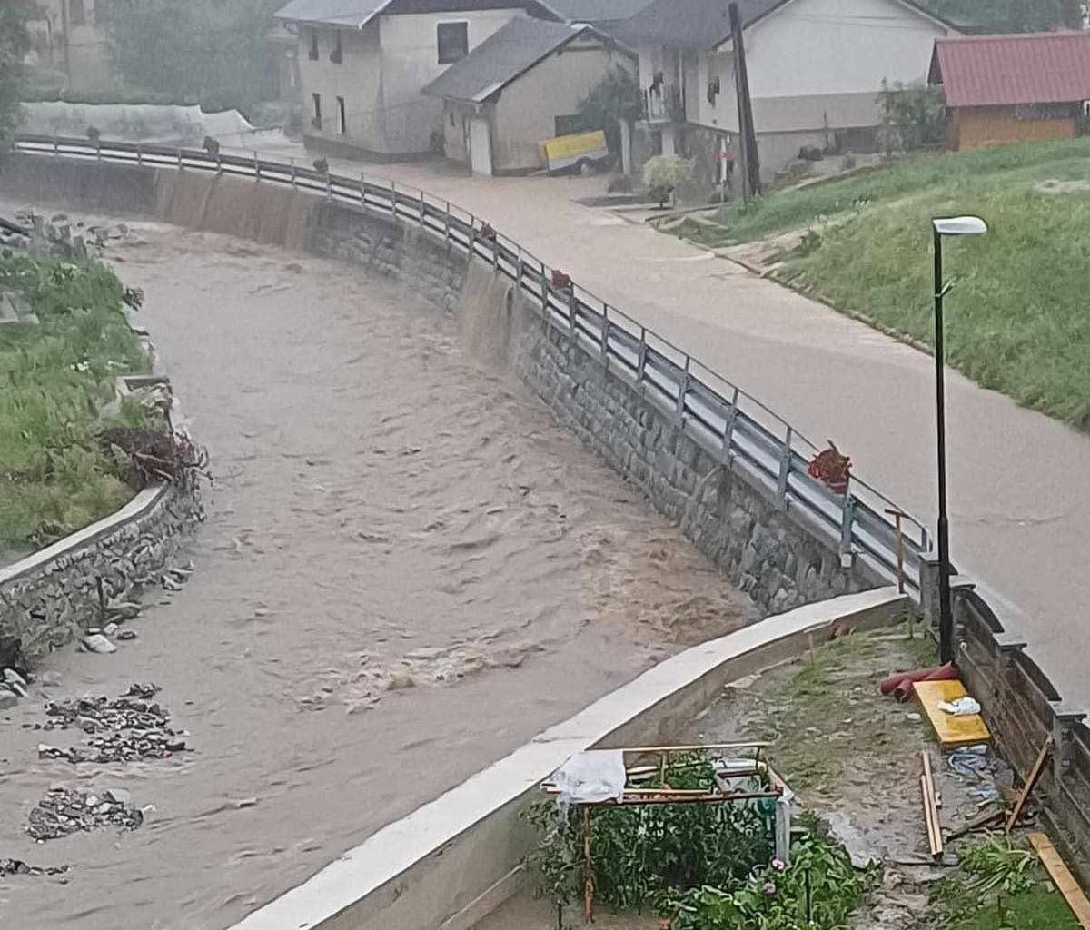 V nedeljo največ padavin na območju Uršlje gore, v Črni danes intervencijska dela