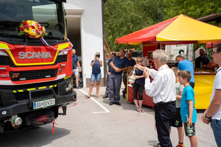 FOTO in VIDEO: V Dovžah blagoslovili novo gasilsko cisterno GVC-1