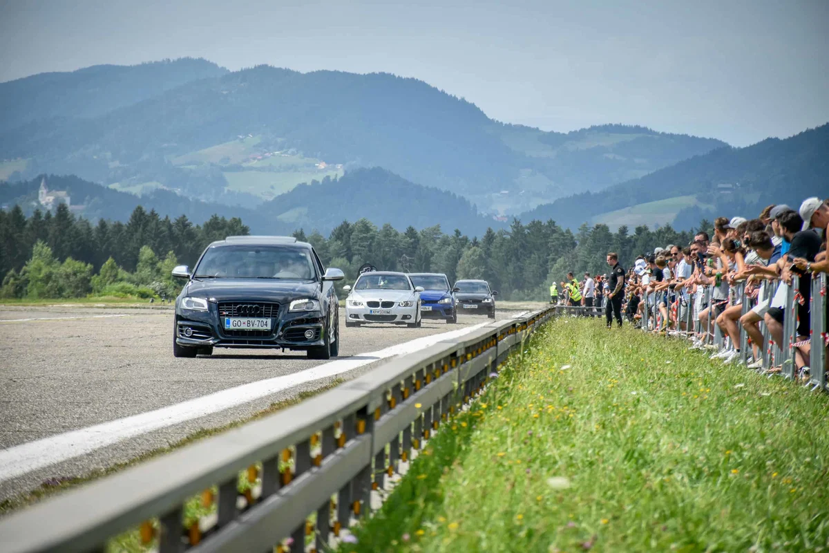 FOTO: Na slovenjgraškem letališču so znova zahrumeli avtomobili na Drag racu