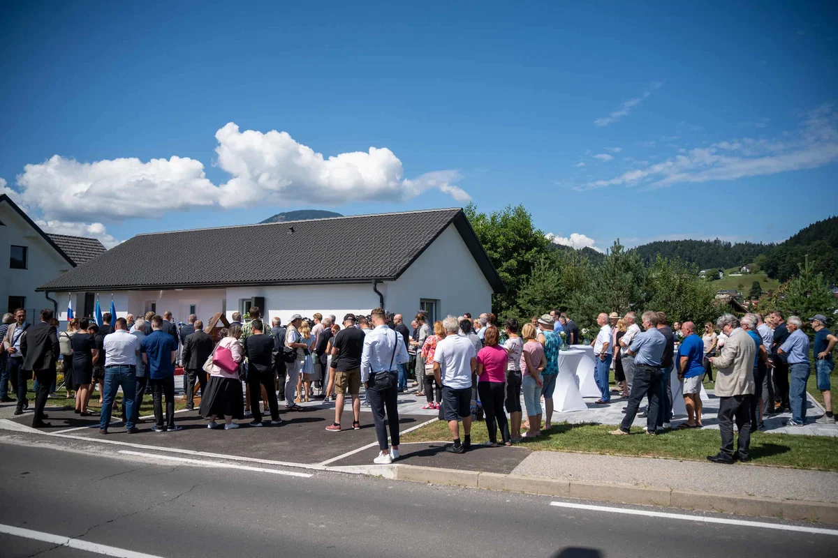 FOTO in VIDEO: Družina Stropnik danes uradno prejela ključe Hiše novega začetka