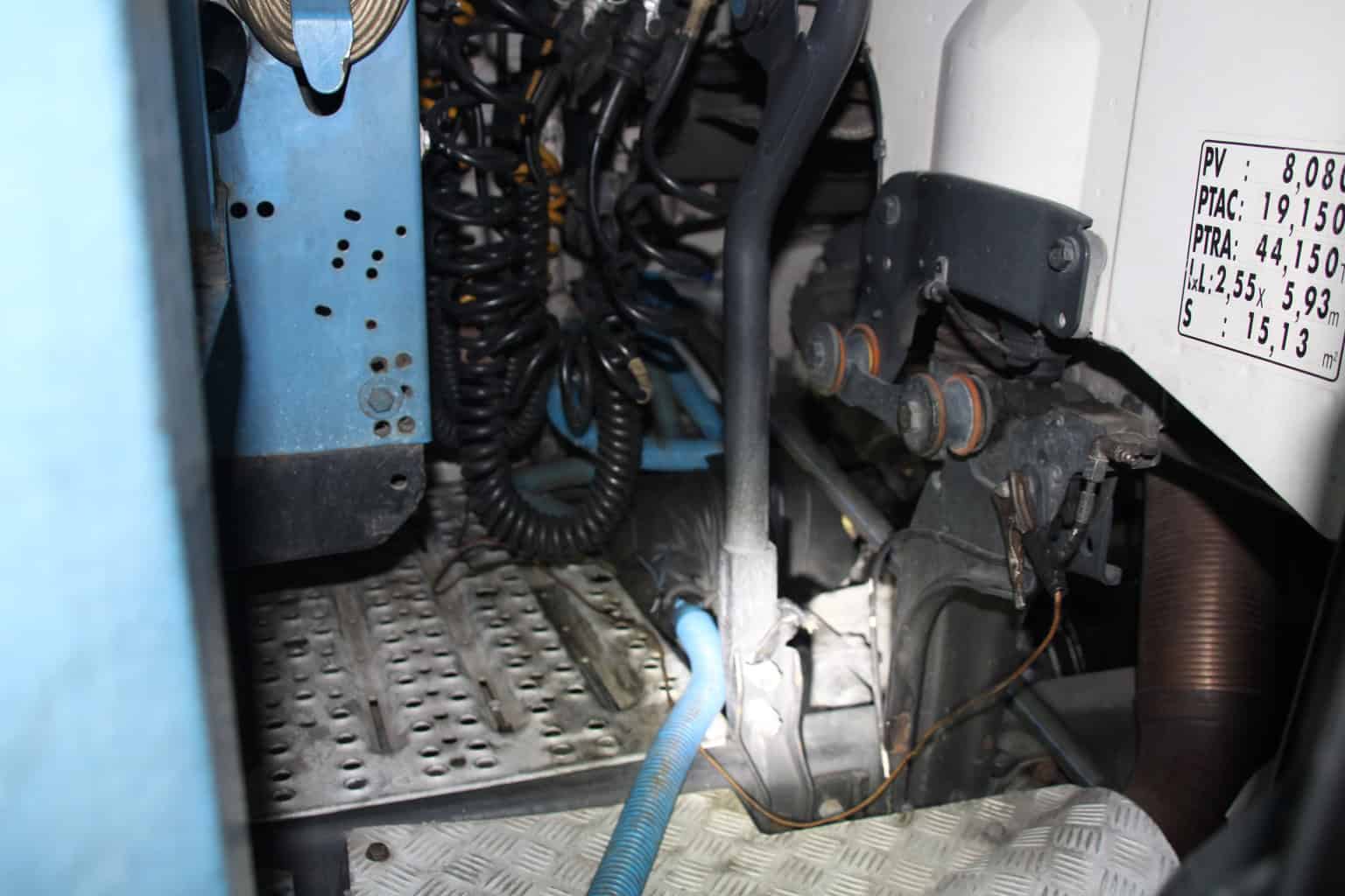 Policisti pri poskusu tatvine goriva zasačili dva Romuna