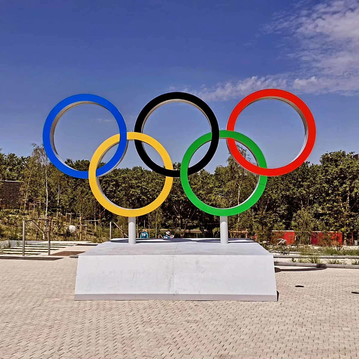 Ana Gros in Benjamin Savšek zastavonoši na odprtju OI