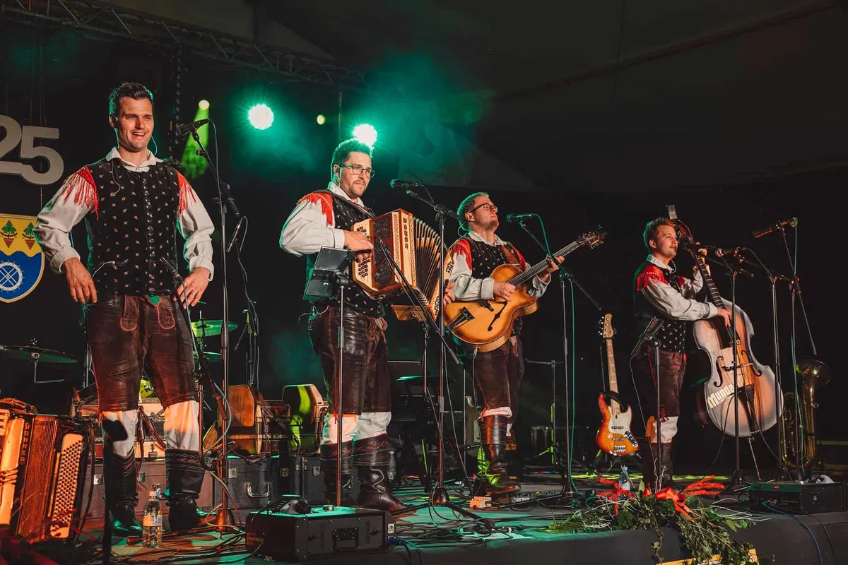 Vabljeni na gasilsko veselico v Dovže z ansamblom Glas ter svečani krst nove gasilske cisterne