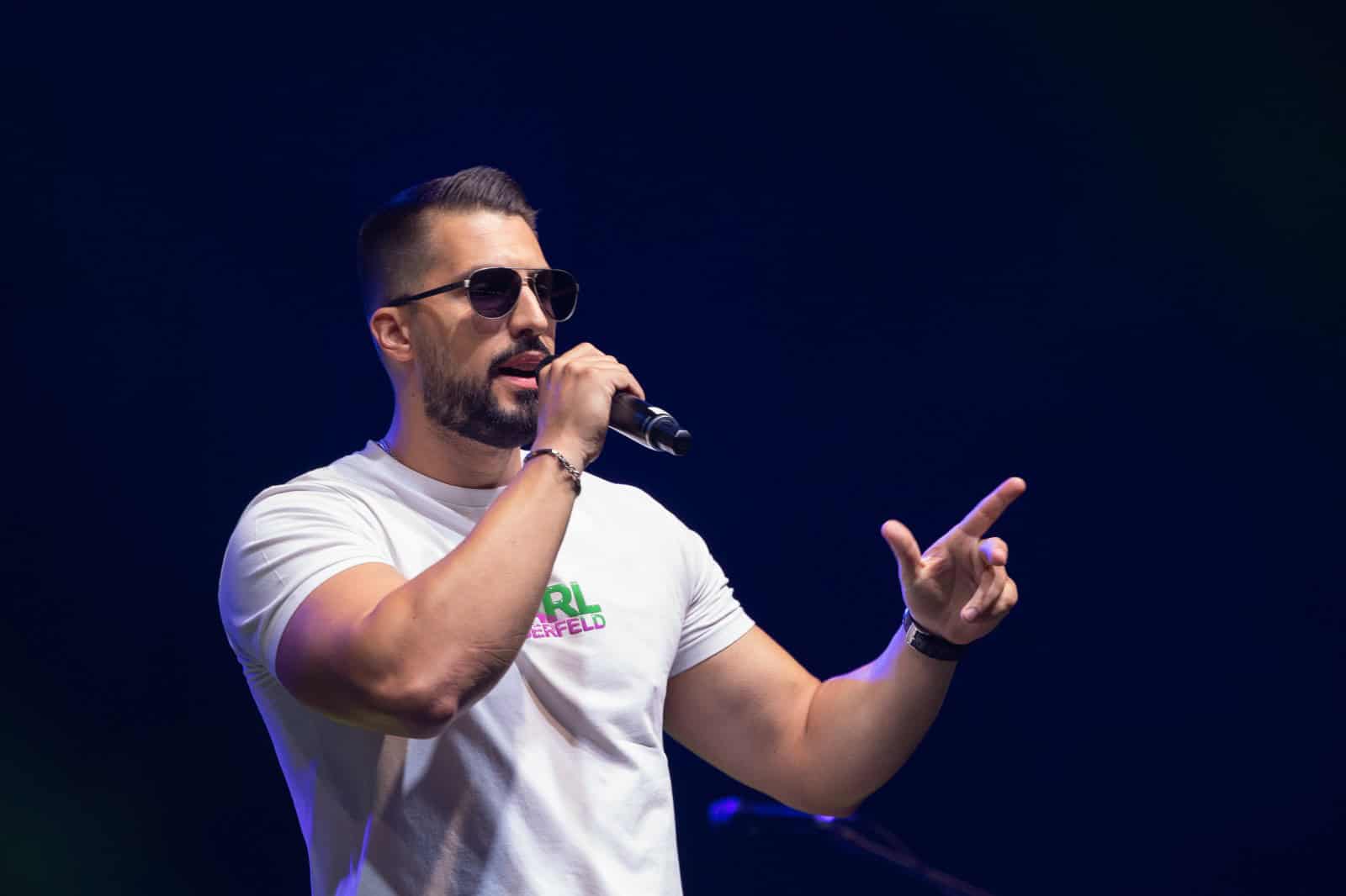 Na račun glasbenika Challeta Salleta očitki o spolnem nadlegovanju mladoletnic