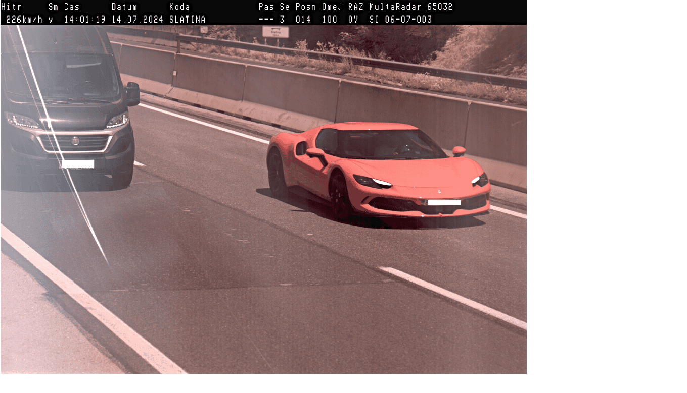 Voznik Ferrarija po avtocesti drvel 226 km/h, motorist prehiter, pijan in brez vozniškega dovoljenja