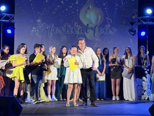 Mlada pevka Nastja Marin navdušila s pesmijo Tople oči na Festivalu Fens v Kopru
