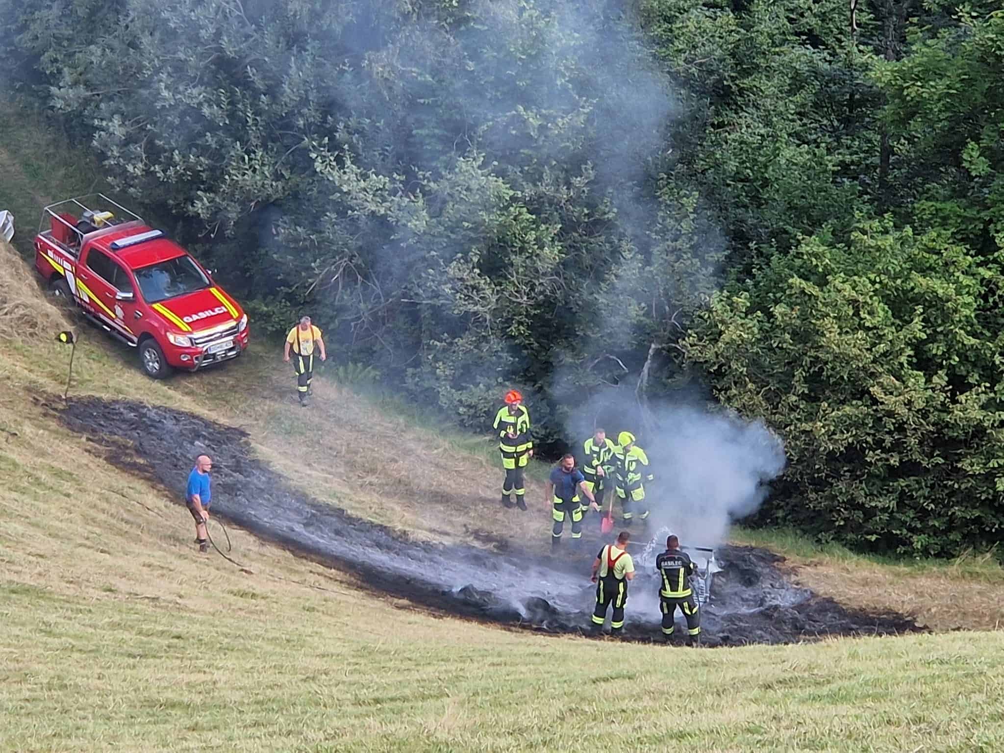 Gasilci posredovali v Črni na Koroškem. Zagorel je kmetijski stroj (FOTO)
