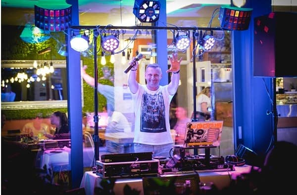 Hiša Ančka danes vabi med zvezde: Party z DJ Borisom in One bite pizza party z degustacijo penin