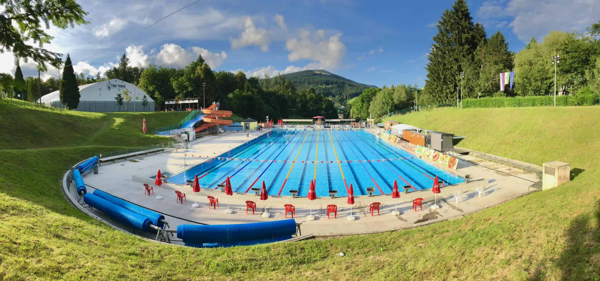 Mestno kopališče Ravne tudi danes zaprto