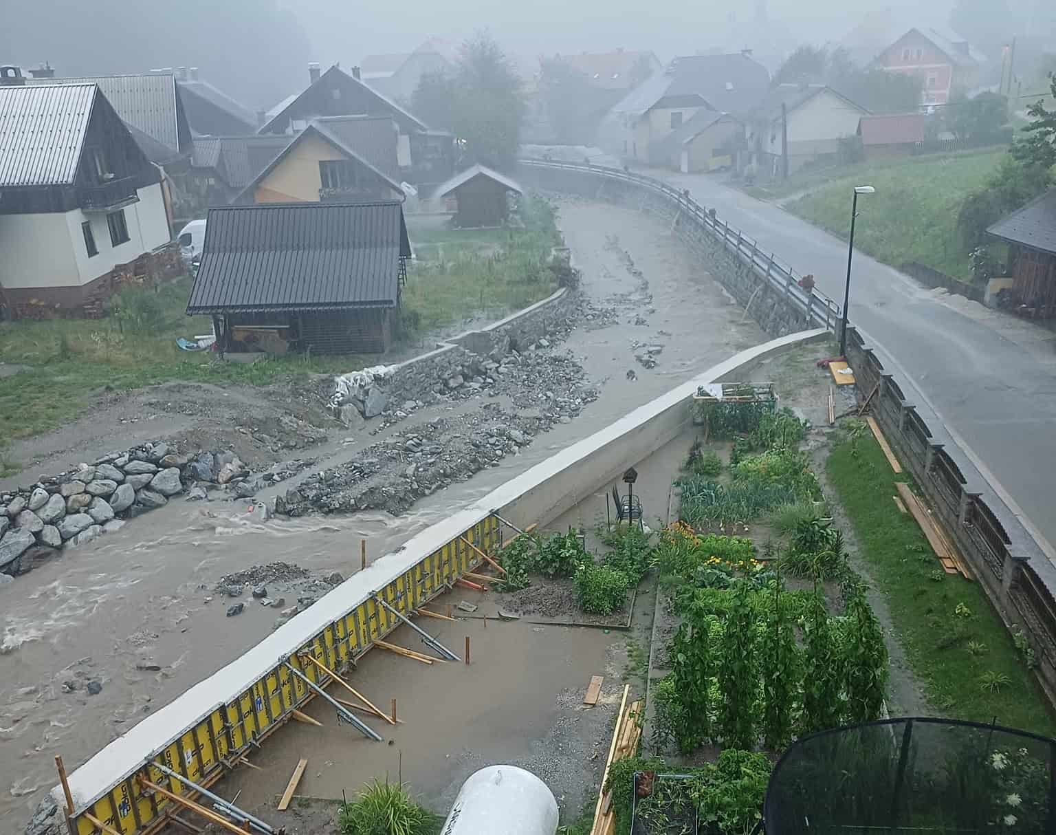 FOTO in VIDEO: V Črni na Koroškem potoki zalivajo dvorišča in kleti